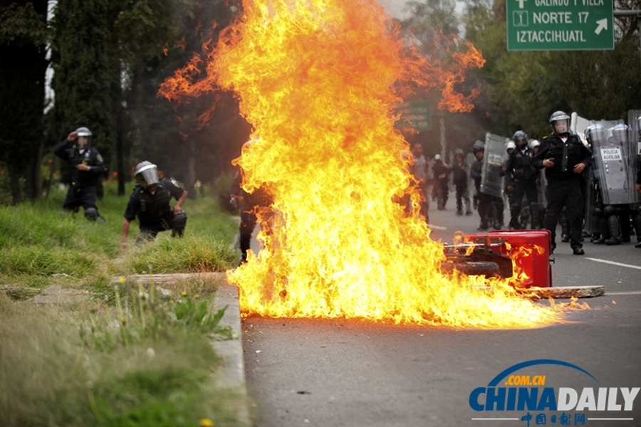 墨西哥民众抗议43名学生失踪 放火烧警车街头成火海