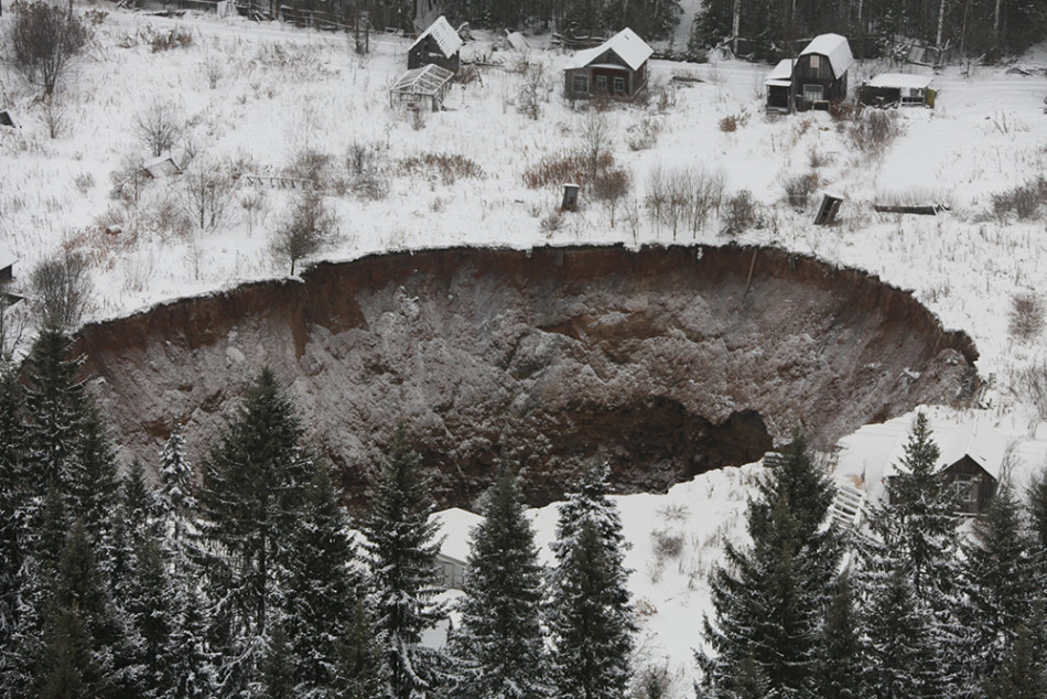 俄罗斯矿山发生透水事故：矿区塌陷现无底黑洞