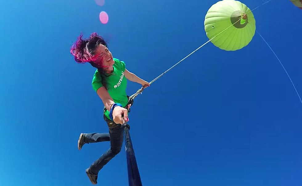 美极限爱好者秀绝技:在高空热气球间