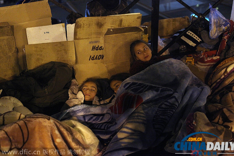 叙老幼难民静坐示威要求希腊庇护