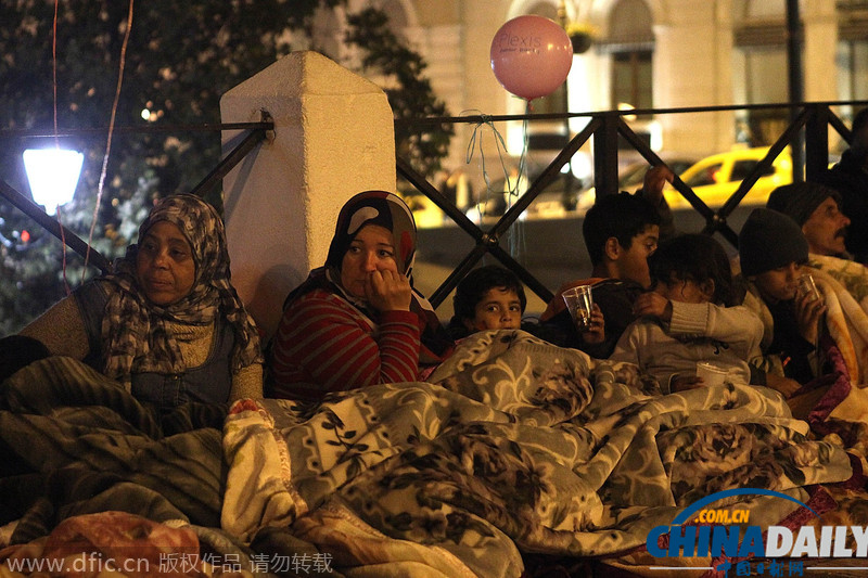 叙老幼难民静坐示威要求希腊庇护