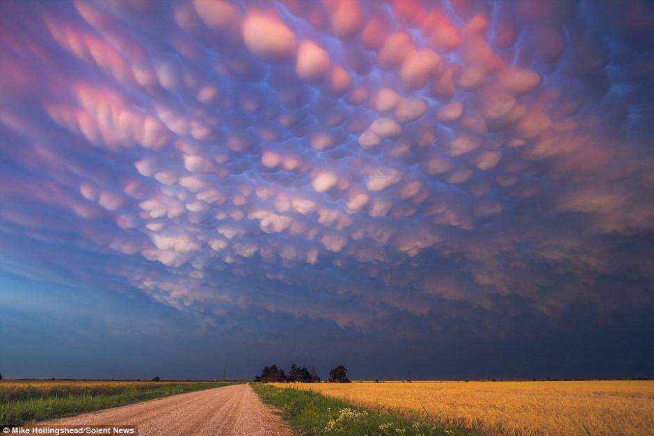 美国天空现罕见“乳房云”