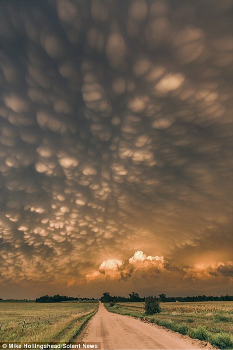美国天空现罕见“乳房云”