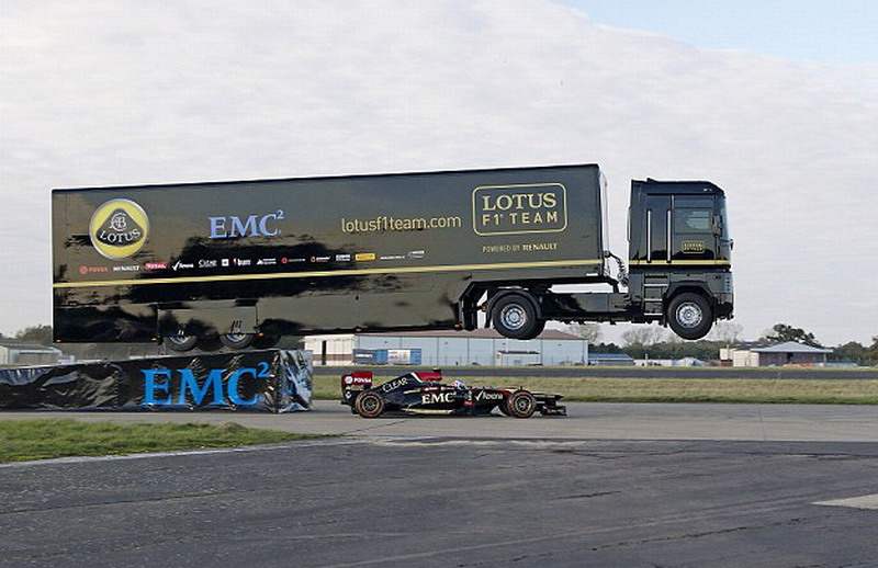 16吨重卡车飞越F1赛车 刷新世界纪录