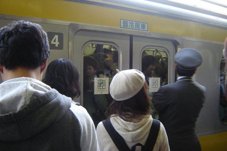 日本东京地铁因乘客过多致车厢玻璃破裂