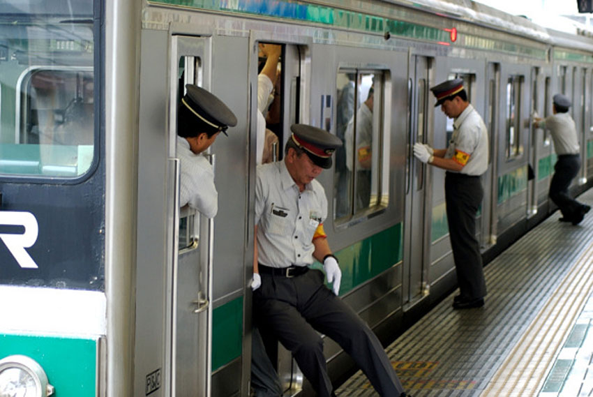 日本东京地铁因乘客过多致车厢玻璃破裂