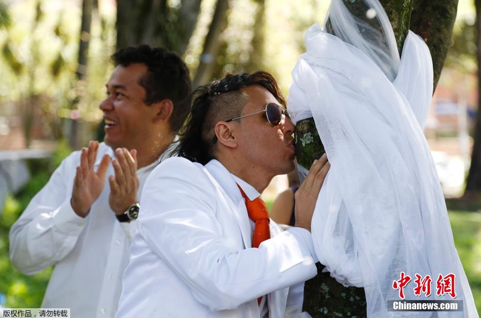 秘鲁男子娶树为妻 婚礼现场亲吻“新娘”
