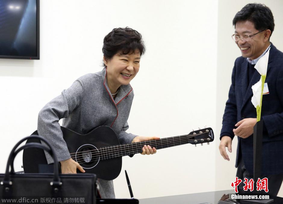 朴槿惠参观韩国创造经济革新中心 弹吉他多才多艺