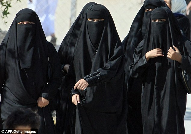 沙特餐馆禁止女性入内 因其公开调情抽烟玩手机