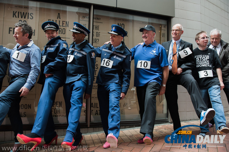 新西兰警察穿高跟鞋“逛街” 呼吁关注对女性暴力