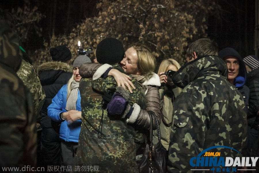 乌克兰士兵完成东部反恐任务返回 与家人团聚深情相拥