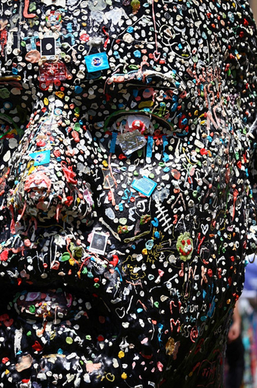 加拿大艺术家立2米人像 专供市民粘口香糖