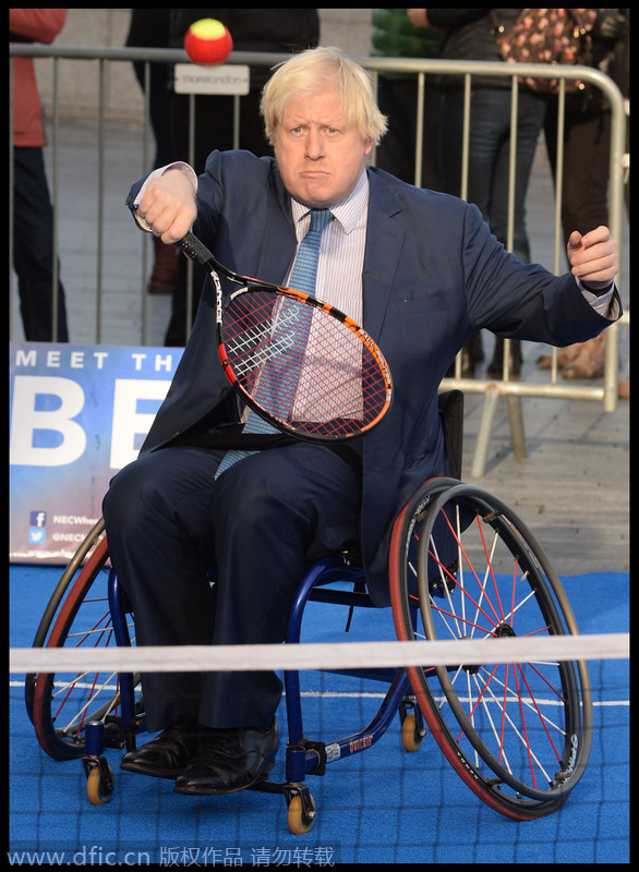 英国伦敦市长打轮椅网球秀球技 为比赛预热