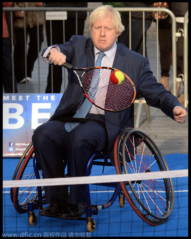 英国伦敦市长打轮椅网球秀球技 为比赛预热