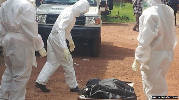 塞拉利昂埃博拉埋尸工弃尸 抗议领不到高危补贴