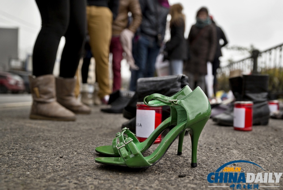 罗马尼亚街头遍地高跟鞋 抗议对女性暴力