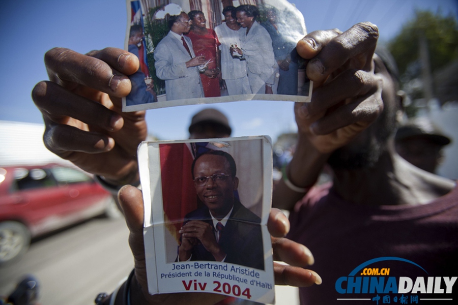海地示威者游行要求总统辞职 与警方对峙