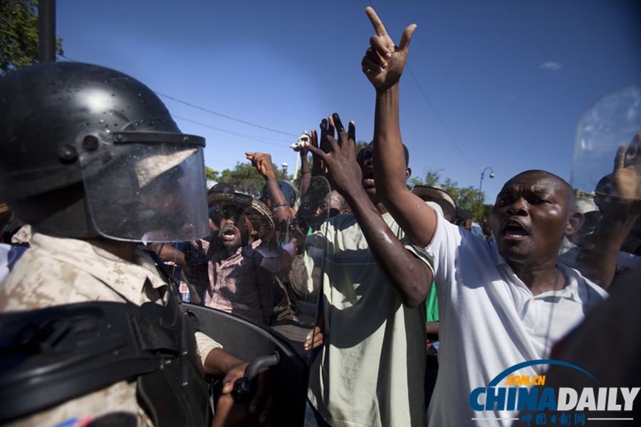 海地示威者游行要求总统辞职 与警方对峙