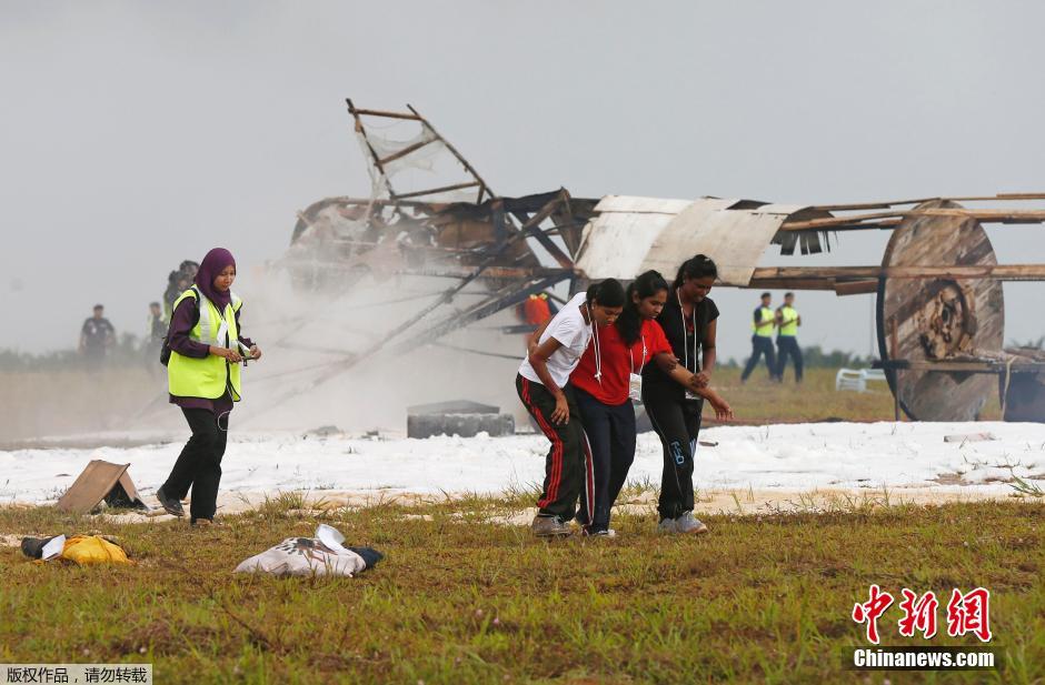 马来西亚航空公司进行空难事故演习 场面逼真