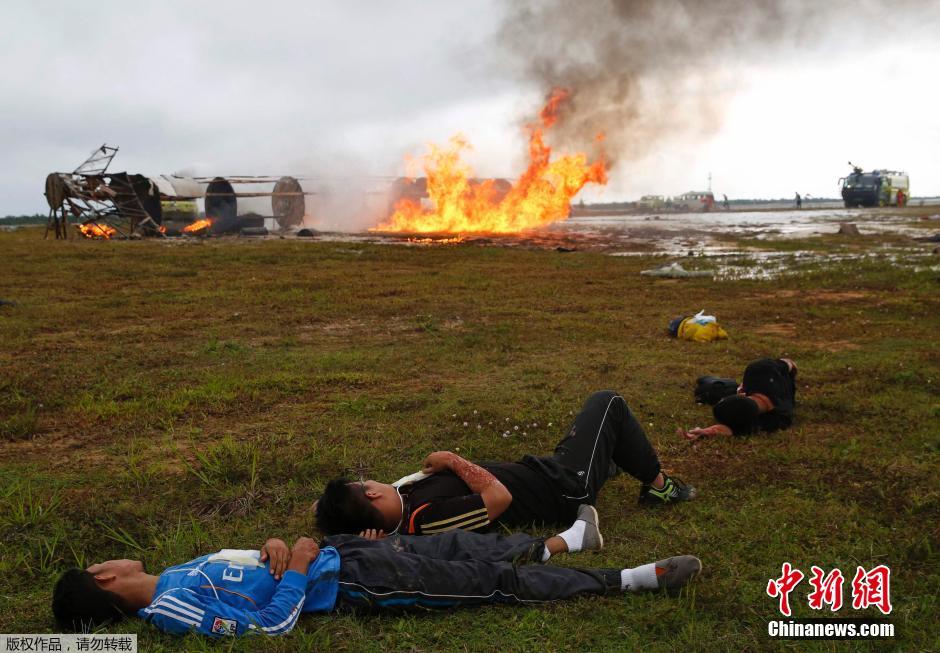 马来西亚航空公司进行空难事故演习 场面逼真