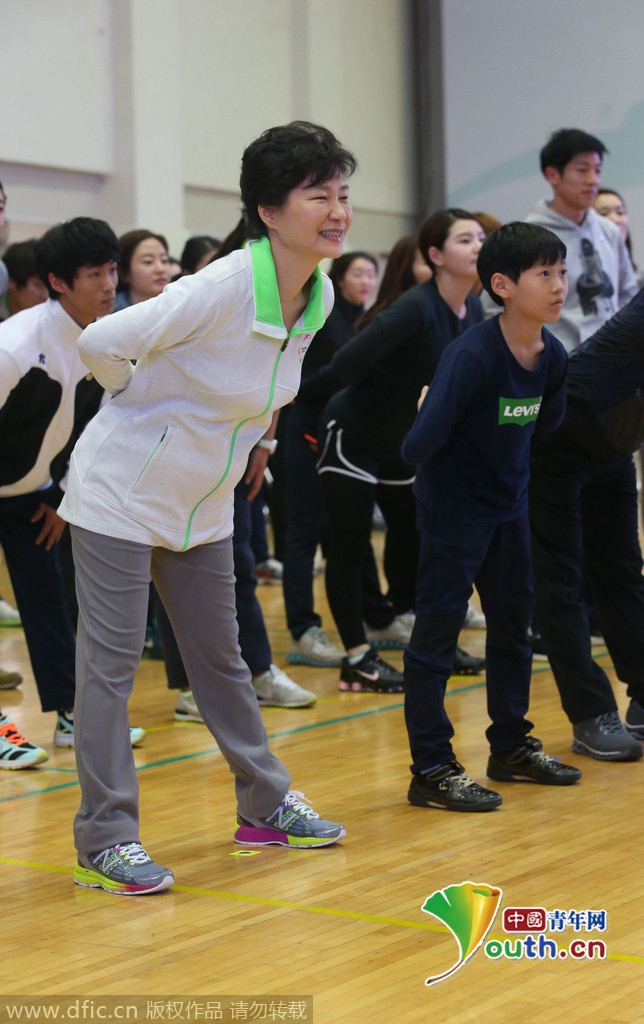 朴槿惠参加“文化之日活动” 与市民一起打乒乓做运动