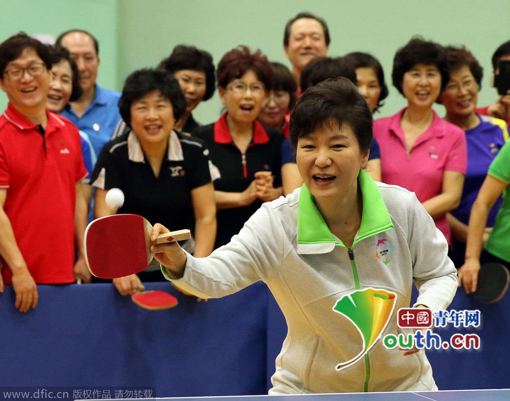 朴槿惠参加“文化之日活动” 与市民一起打乒乓做运动