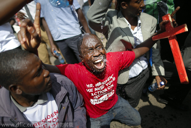 肯尼亚民众持十字架抗议政府无能