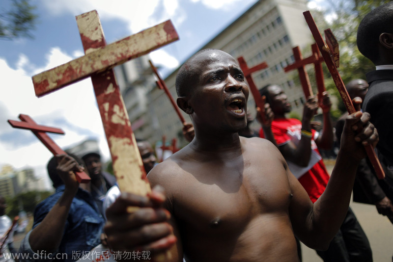肯尼亚民众持十字架抗议政府无能