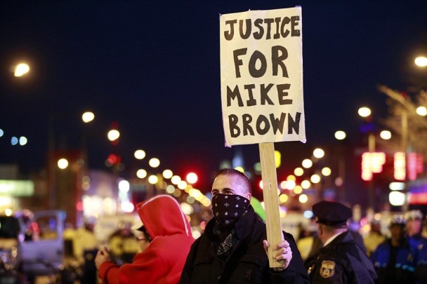 警察枪杀黑人 美国逾170市爆发示威