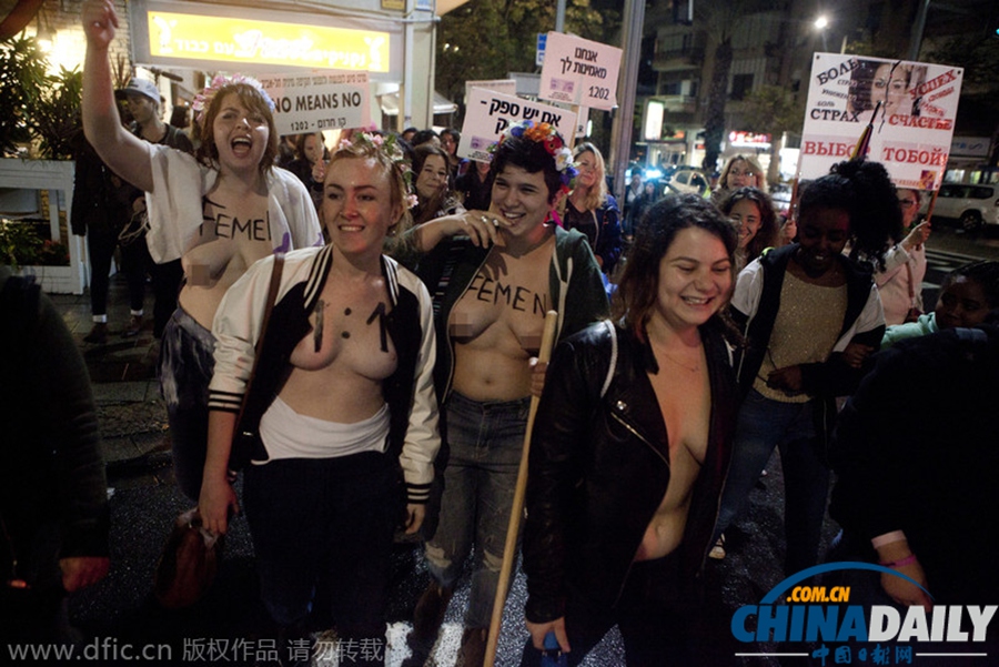以女子袒胸露乳参加游行 庆祝国际消除对妇女暴力日