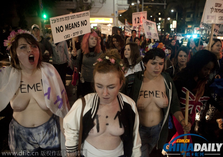以女子袒胸露乳参加游行 庆祝国际消除对妇女暴力日