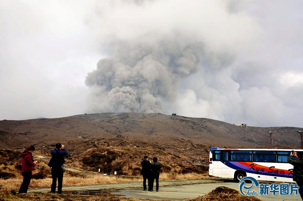 日本阿苏中岳火山喷发 喷烟高达一千米