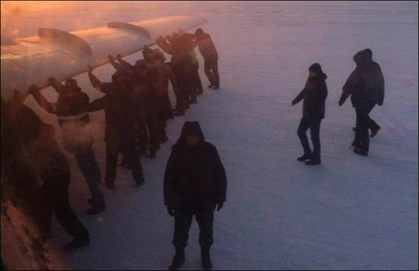 零下52度俄罗斯飞机被冻跑道上难起飞 乘客下机推行