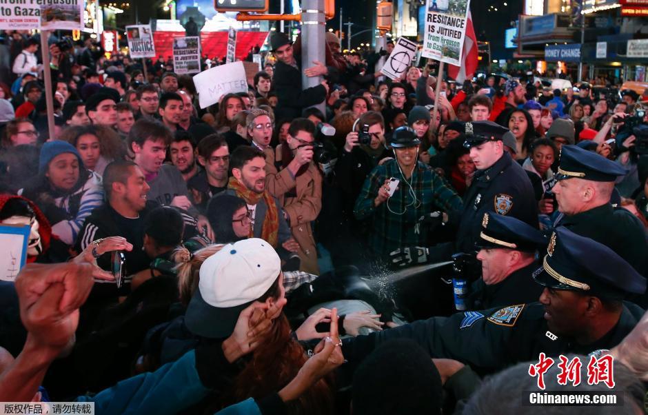 弗格森骚乱蔓延百余城市 纽约民众“占领”时代广场