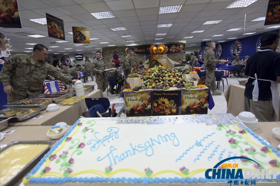 北约驻阿富汗士兵吃大餐庆祝感恩节 