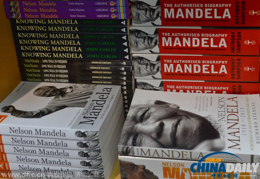 曼德拉去世一周年前夕 各种纪念品及书籍热卖