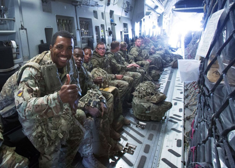 美英最后一支留守部队撤离阿富汗 士兵乐开花