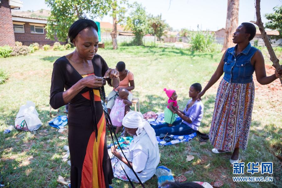 津巴布韦：艾滋病女性感染者的“织友会”