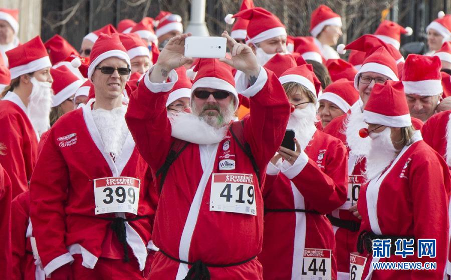 加拿大举办圣诞老人长跑赛