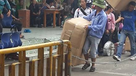 越南出台边境地区购物免税新规 越边民蜂拥中国购物