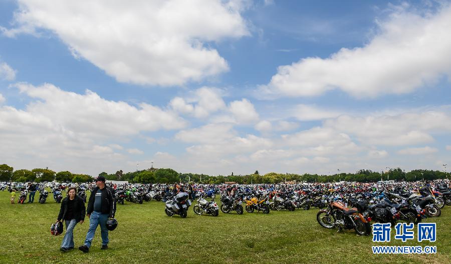 南非15000辆摩托车现身慈善大游行