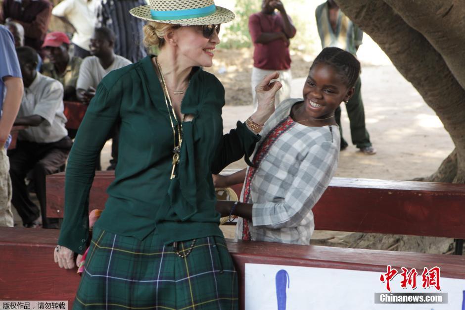麦当娜探访非洲难民 与孩童坐地热聊送关怀