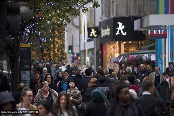 圣诞将至 欧洲最繁华大街疯狂购物季来临
