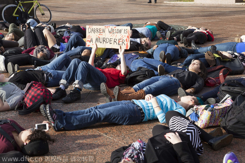 美国大学生“躺尸”抗议枪杀黑人青年警察免遭起诉