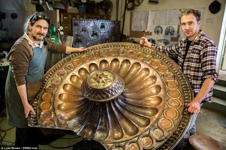 英国工匠手工打造巨型铜质装饰 将装置于伊顿公学