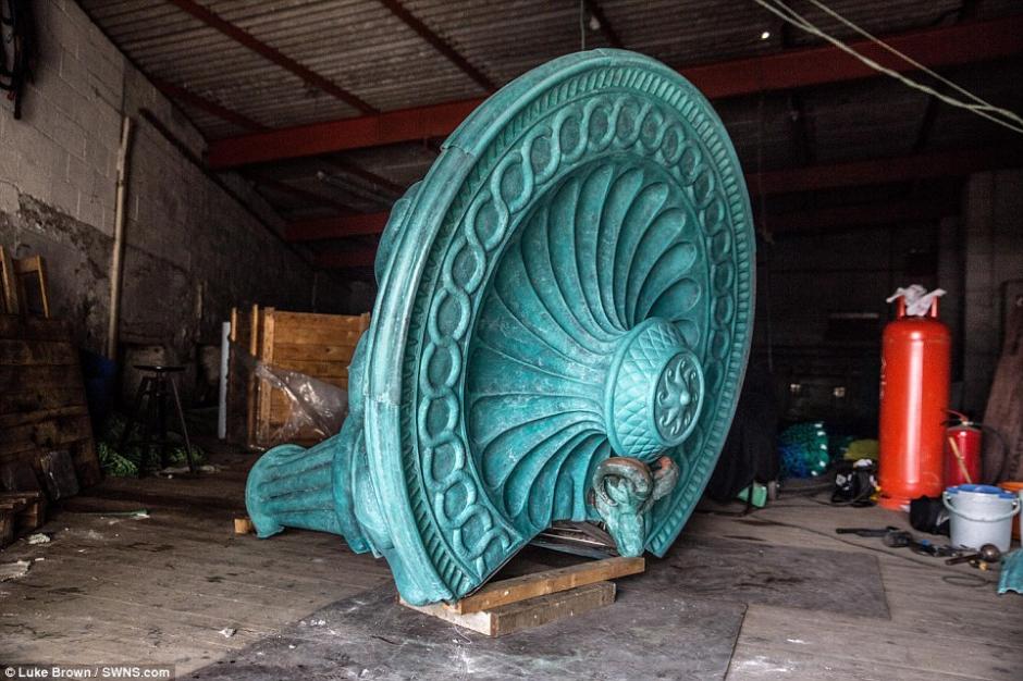 英国工匠手工打造巨型铜质装饰 将装置于伊顿公学