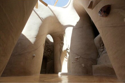 艺术家的执着：10年雕出的砂岩宫殿