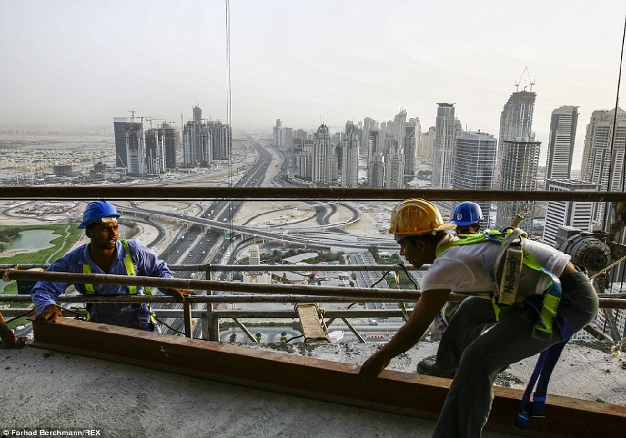 奢华背后：迪拜外来劳工高温下超时工作 华工无助讨薪