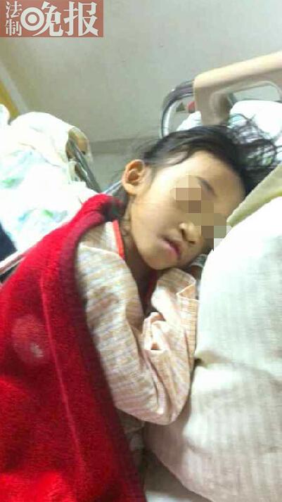 外籍养父被指虐待中国孩子 女孩第三次进手术室