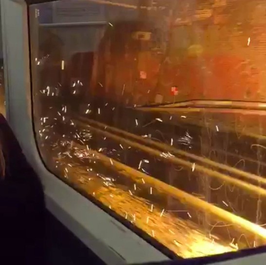 英国火车行驶途中起火冒烟 乘客被迫紧急疏散（图）